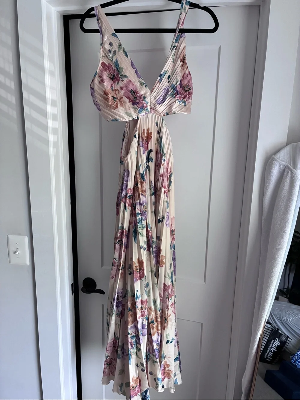 Abercrombie & Fitch Cream Floral Pleated V-Neck Maxi Dress